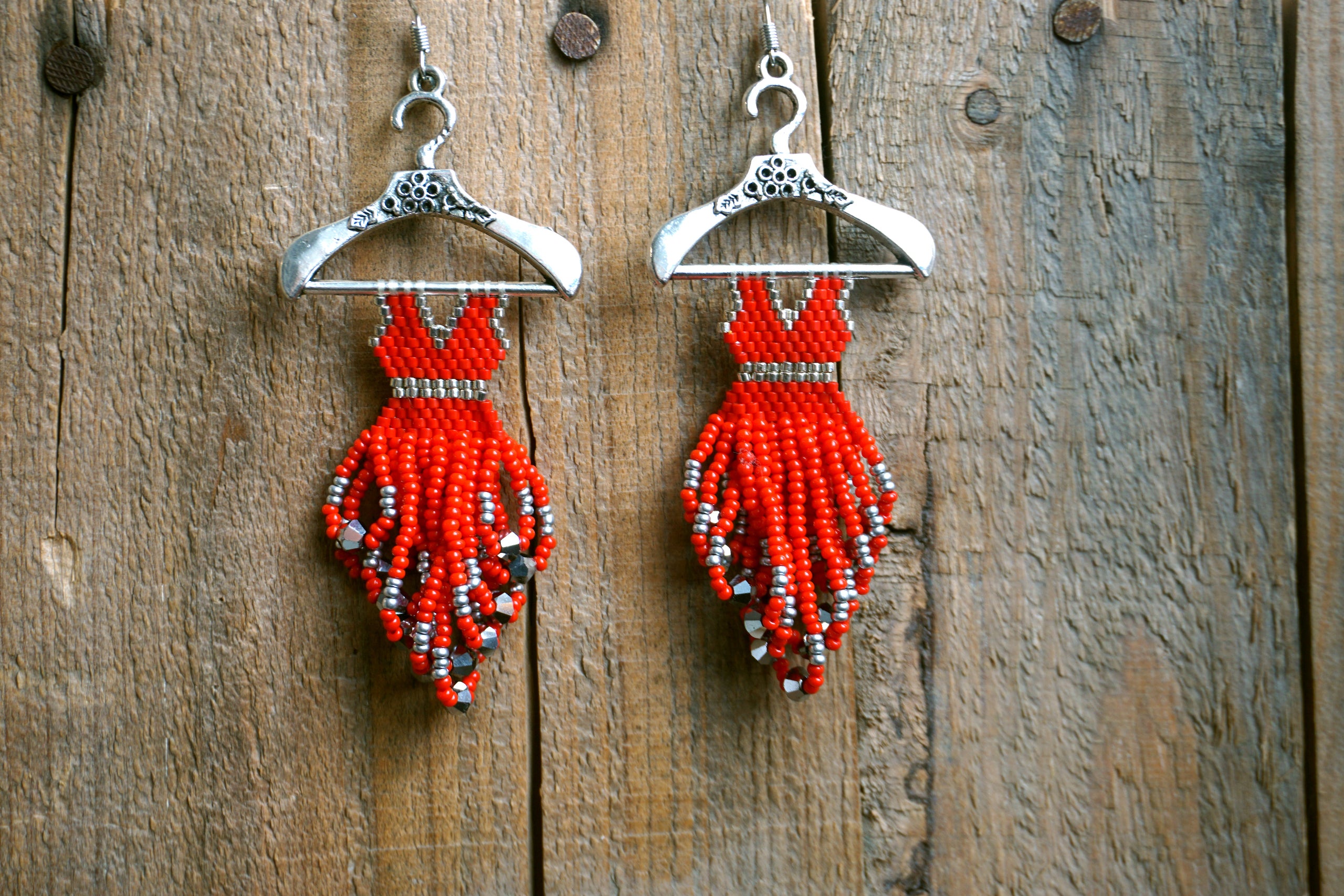Red dress green earrings 2025